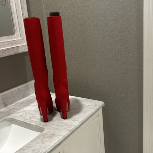 Red platform Gucci boots. Just in time for the holidays. - Picture 4 of 4